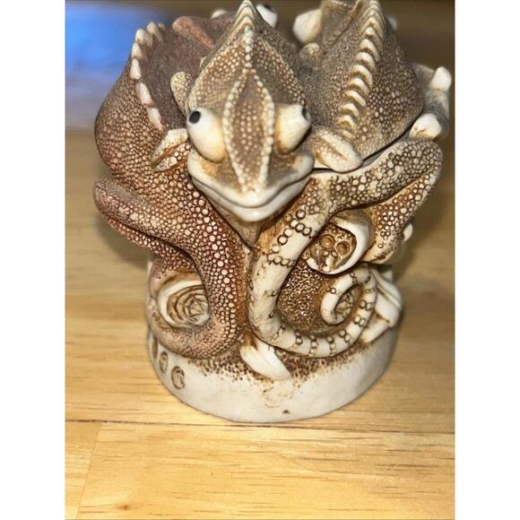 Harmony Kingdom Changing Of The Guard Iguana Trinket Box England 1996 - Picture 3 of 9